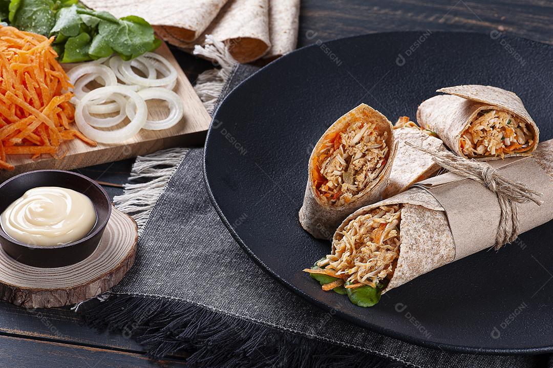 Delicioso envoltório de frango com legumes frescos JPG