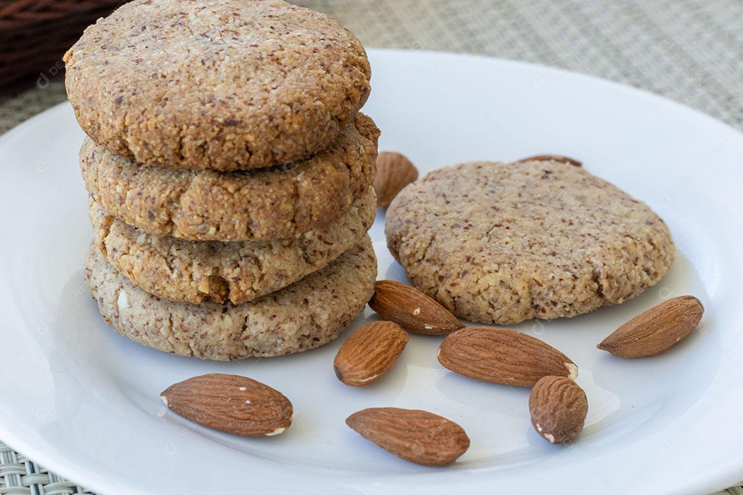 Biscoitos de Amêndoa Caseiros Empilhados em um Prato JPG