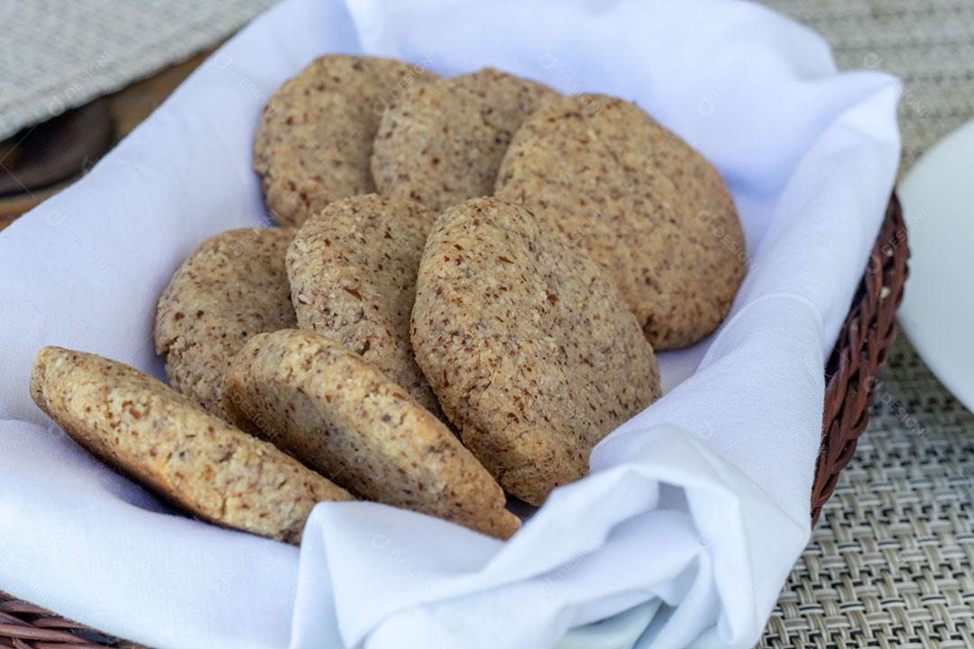 Biscoitos de Amêndoa Caseiros Servidos em uma Pequena Cesta JPG