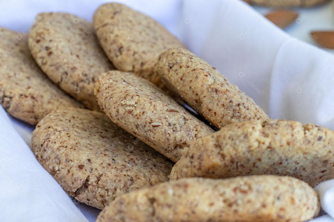 Biscoitos de Amêndoa Caseiros Servidos em uma Pequena Cesta JPG