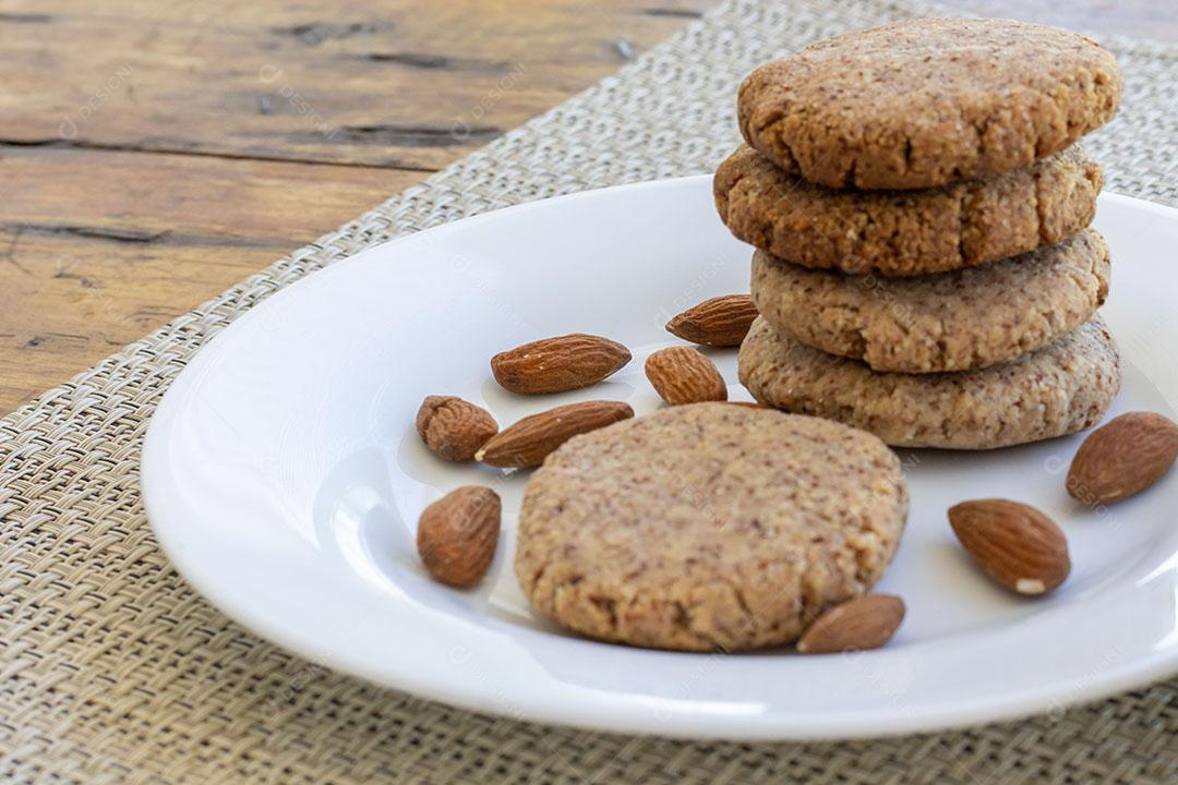 Biscoitos de Amêndoa Caseiros Empilhados em um Prato JPG