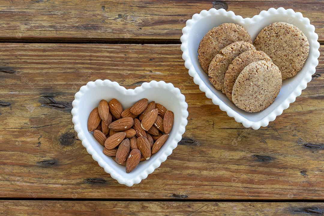 Biscoitos veganos de Amêndoa Caseiros em Tigela em Forma de Coração JPG