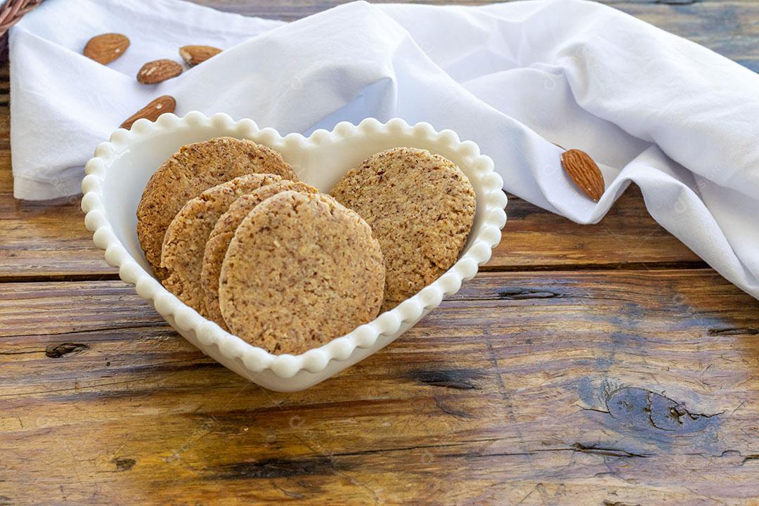Biscoitos veganos de Amêndoa Caseiros - em Tigela em Forma de Coração JPG