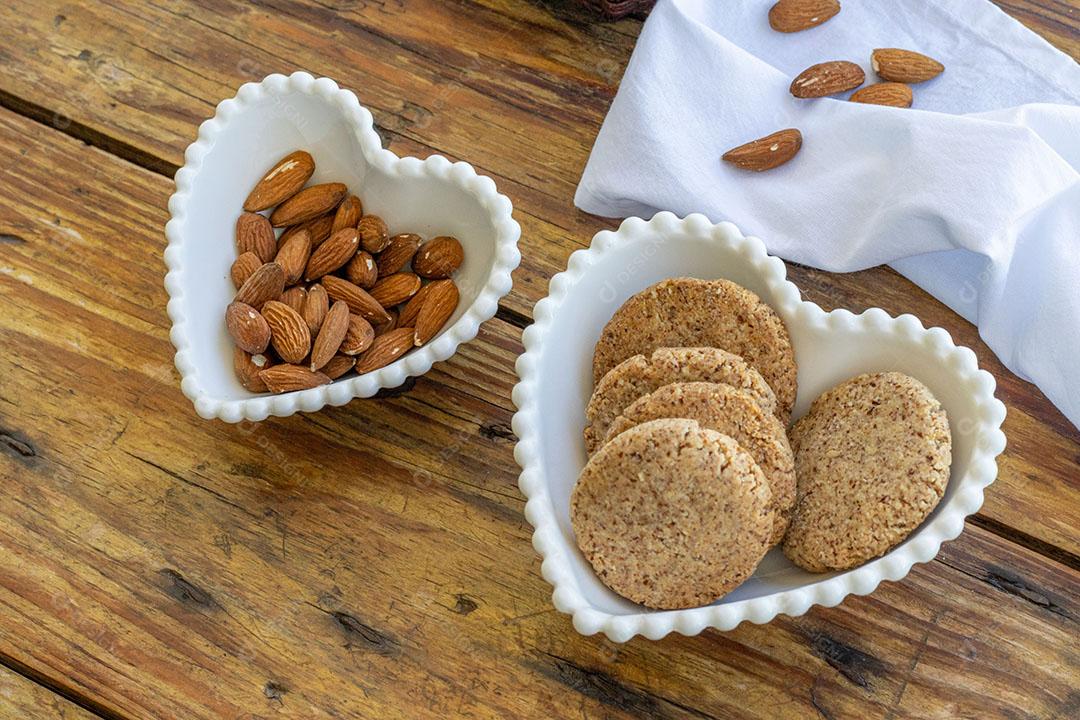 Biscoitos Veganos de Amêndoa Caseiros - Tigela em Forma de Coração JPG