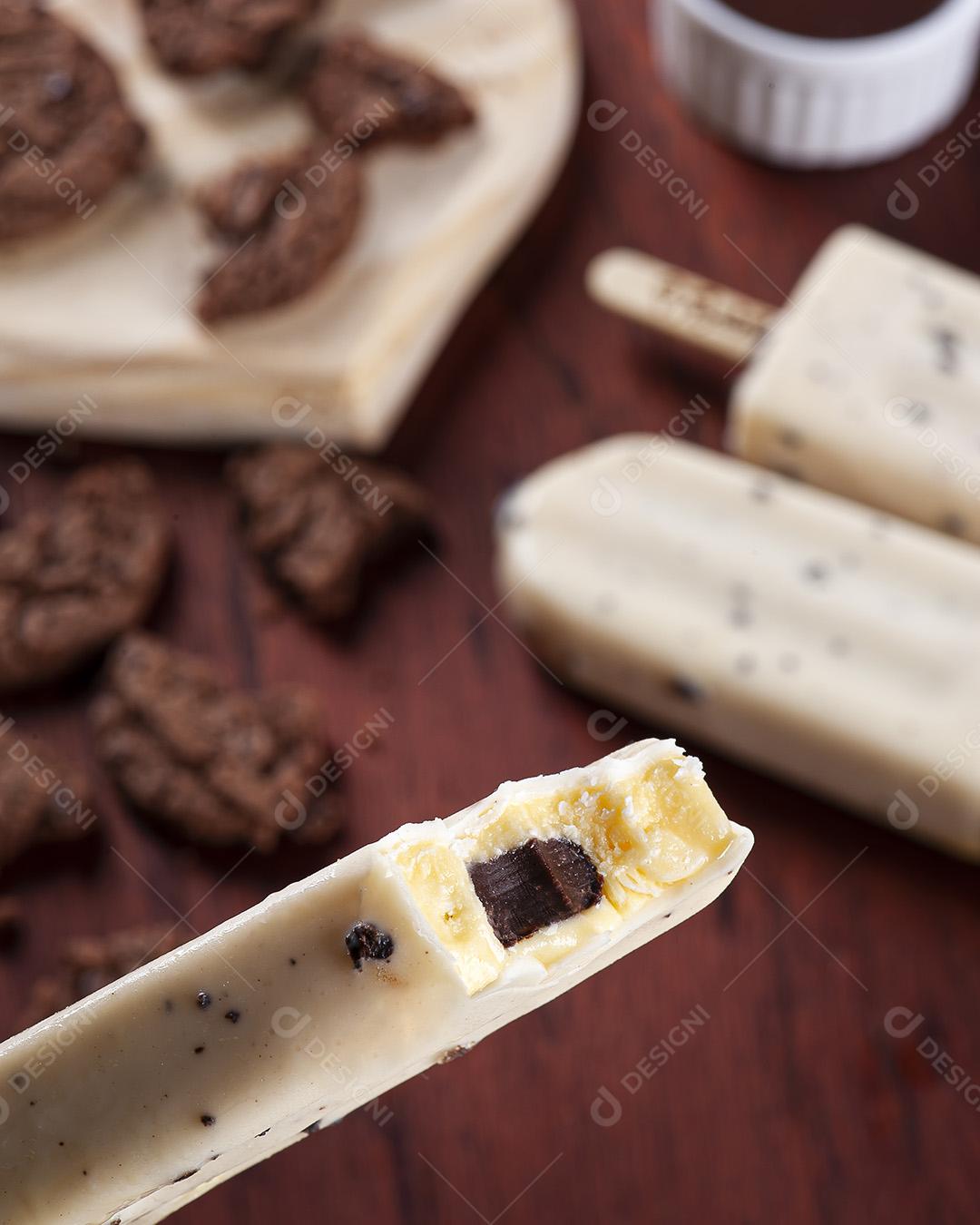 Picolé De Baunilha Coberto com chocolate branco recheado Imagem JPG