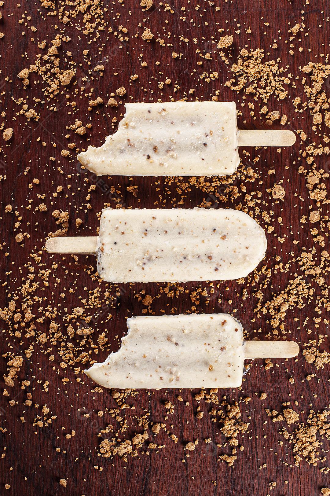 Picolé Coberto com chocolate branco recheado Imagem JPG