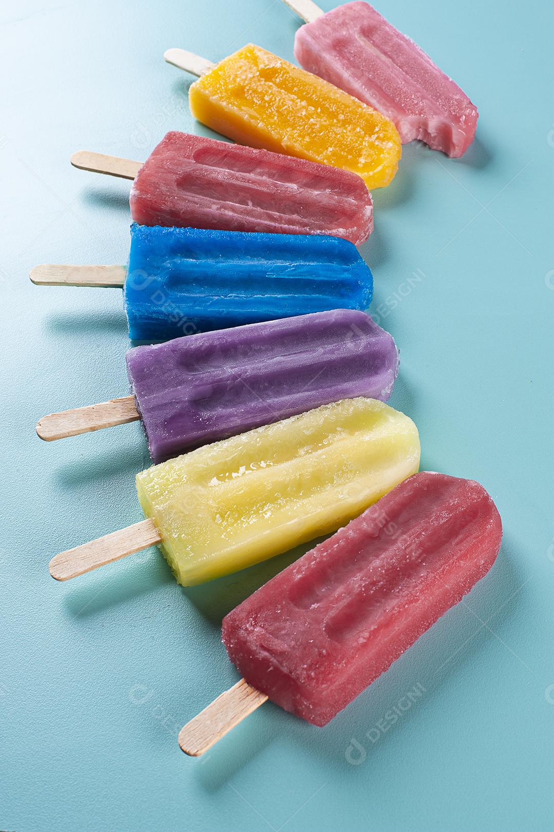 Picolé destacado com vários picolés de sabores variados juntos