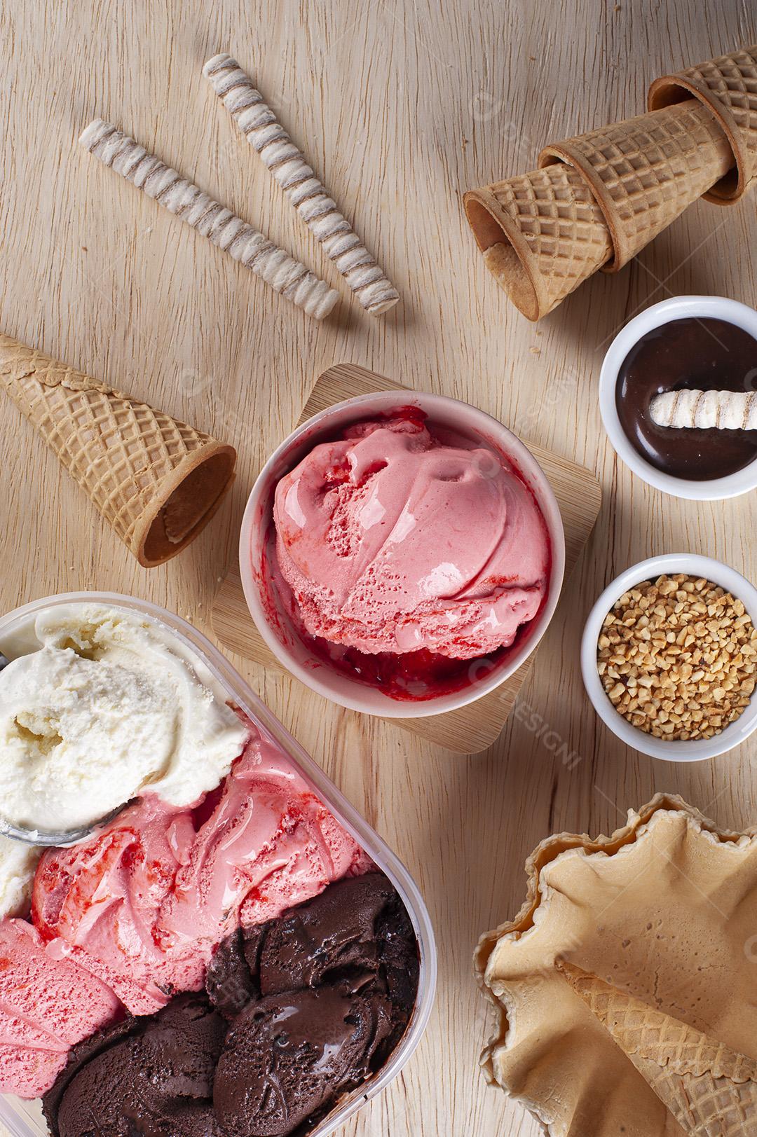 Três sabores de sorvete em um recipiente de entrega Imagem JPG