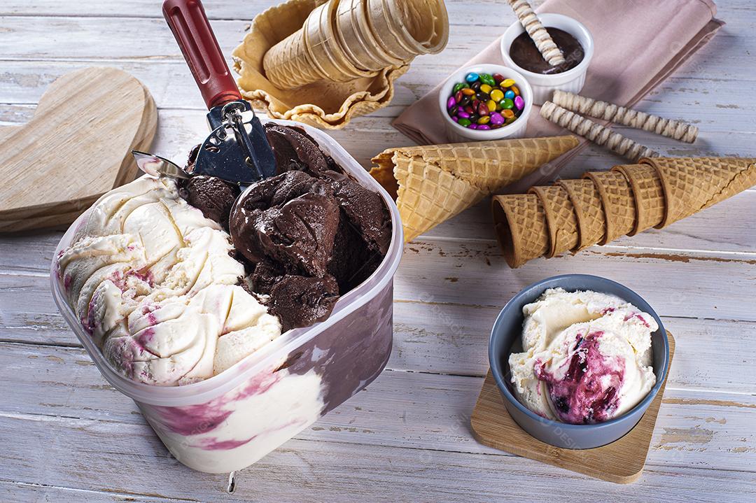 Sorvete de iogurte com frutas e sorvete de chocolate juntos Imagem JPG