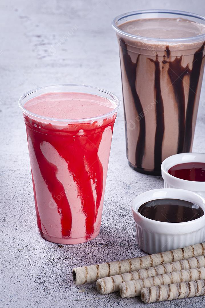 Delicioso milkshake de morango e chocolate JPG