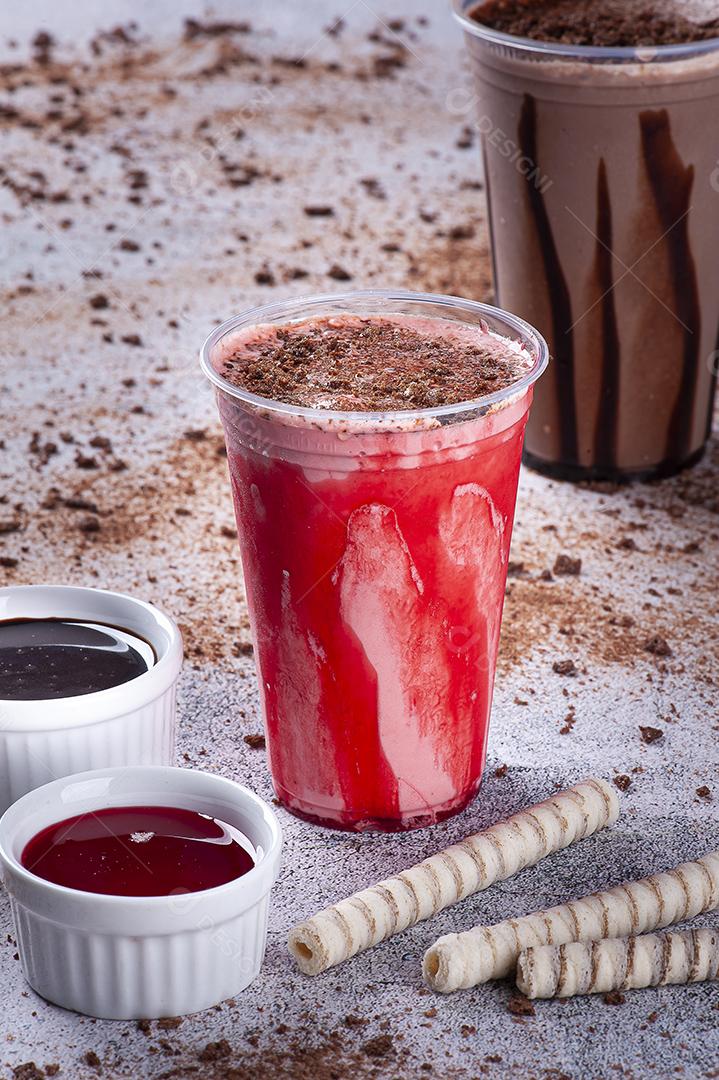 Delicioso milkshake de morango e chocolate JPG