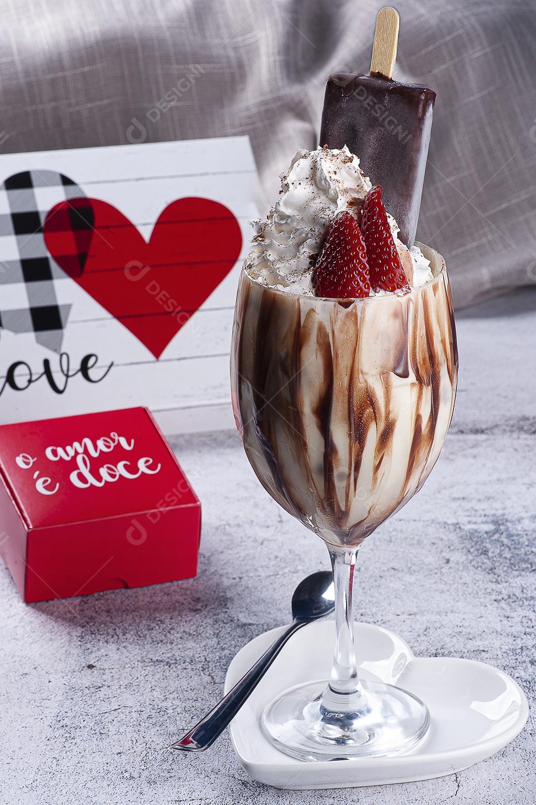 Taça de cristal com sorvete dos dia dos namorados Imagem JPG