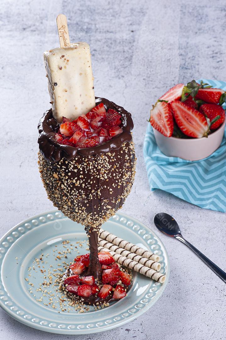 Bela tigela de sorvete de chocolate com morangos JPG