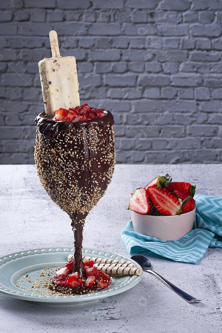 Bela tigela de sorvete de chocolate com morangos