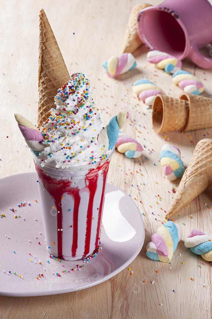 Belo copo de milkshake com chantilly decoração imitar JPG