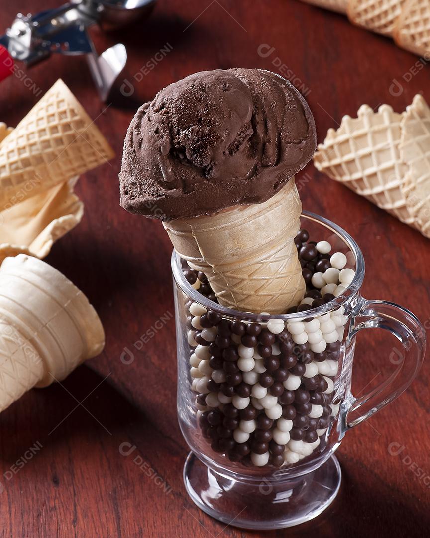 Sorvete de chocolate em cone de waffle woth JPG