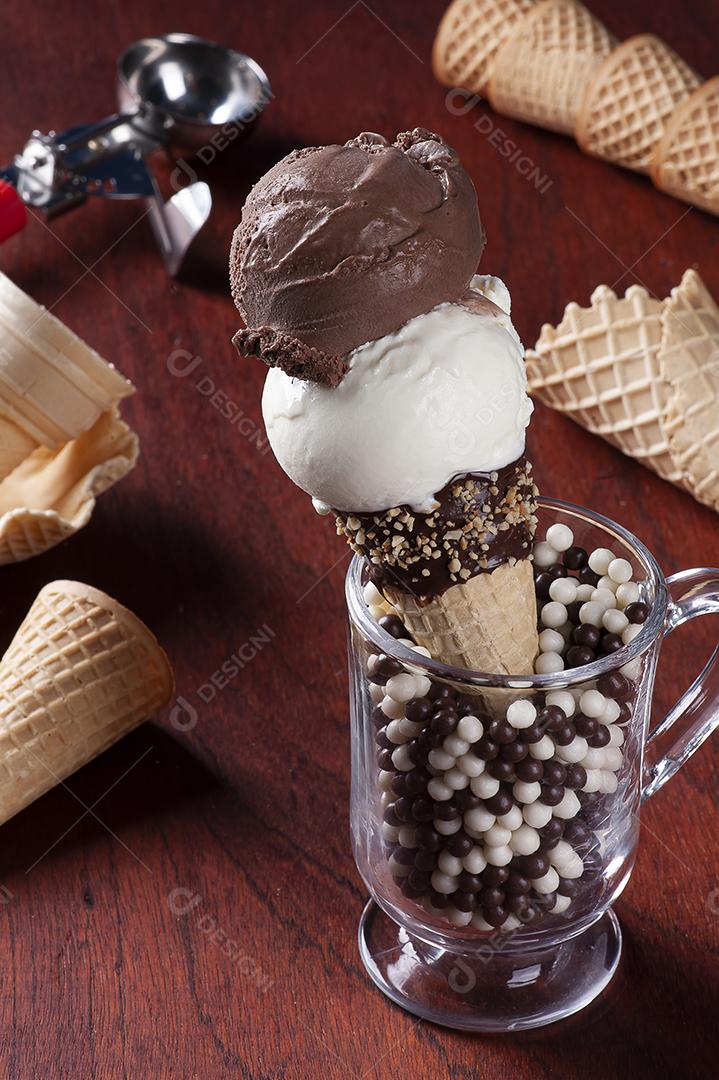 Sorvete de baunilha de chocolate no cone de waffle JPG