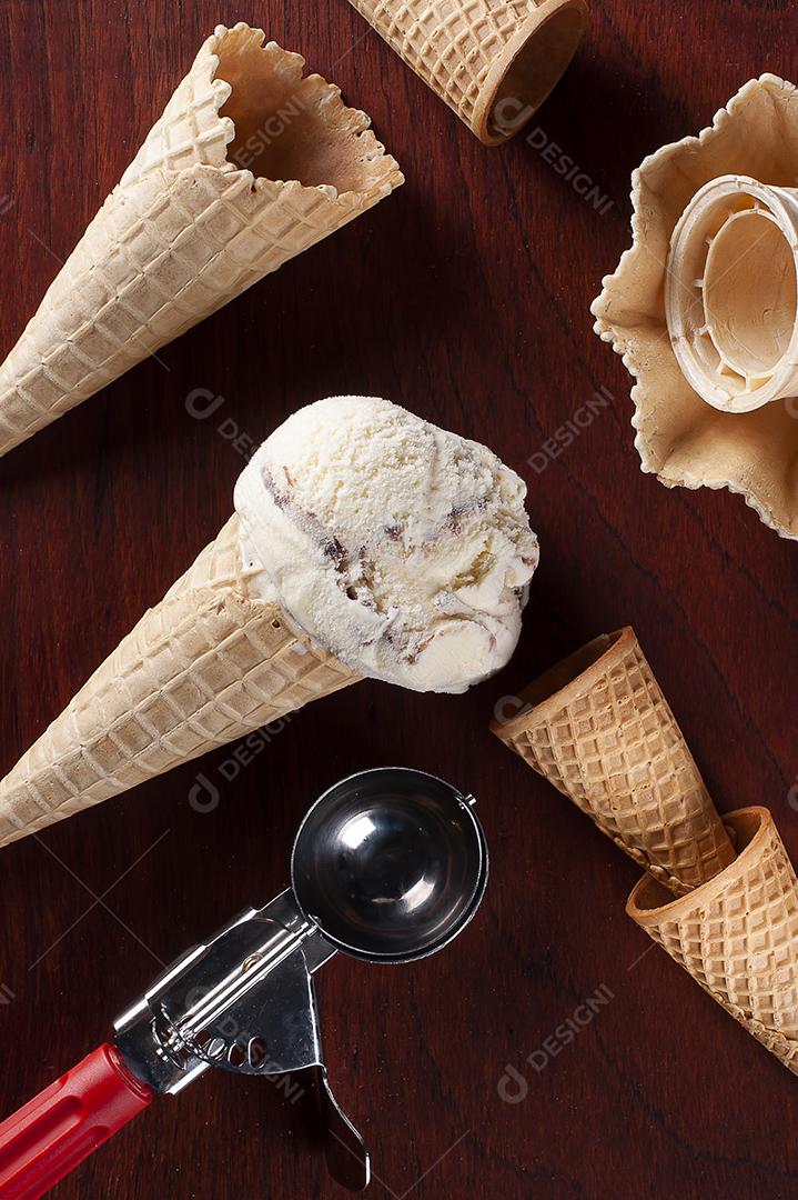 sorvete de baunilha e chocolate em cone de waffle JPG