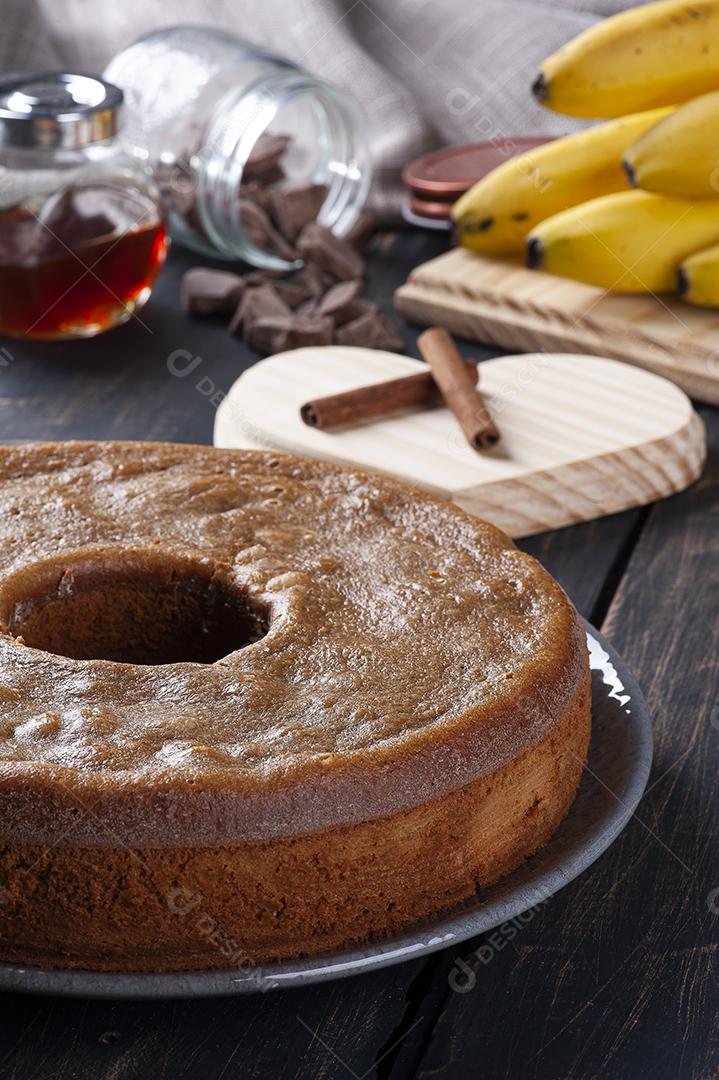 Bolo de banana fit com chocolate e nozes. Alimentos saudáveis JPG