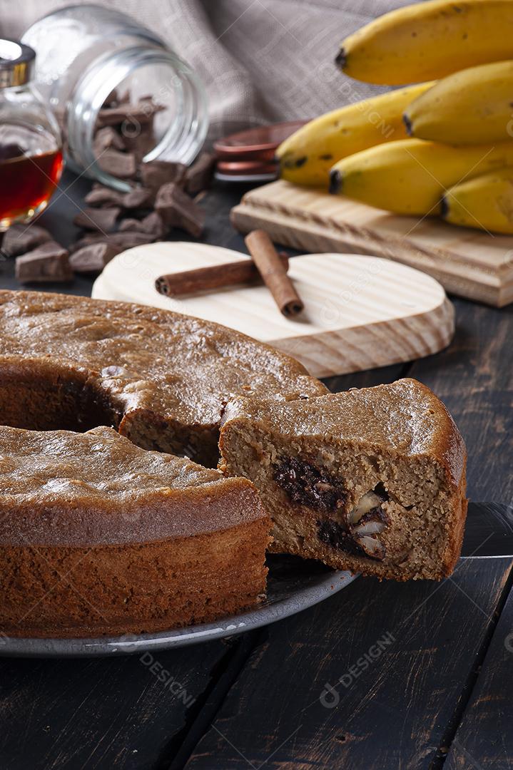 Bolo de banana fit com chocolate e nozes. Alimentos saudáveis JPG
