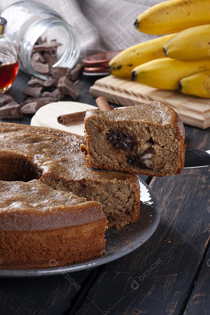 Bolo de banana fit com chocolate e nozes. Alimentos saudáveis JPG