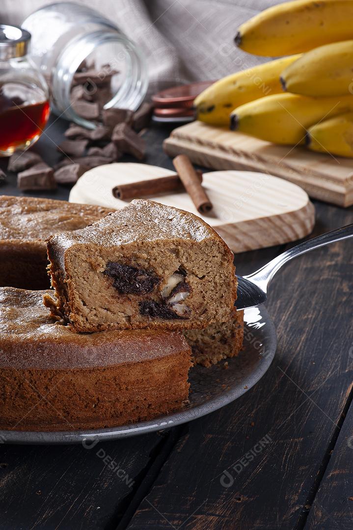 Bolo de banana fit com chocolate e nozes. Alimentos saudáveis JPG