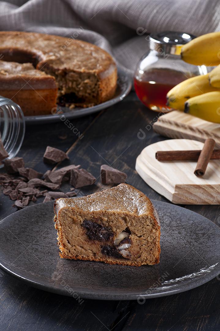 Bolo de banana fit com chocolate e nozes. Alimentos saudáveis JPG