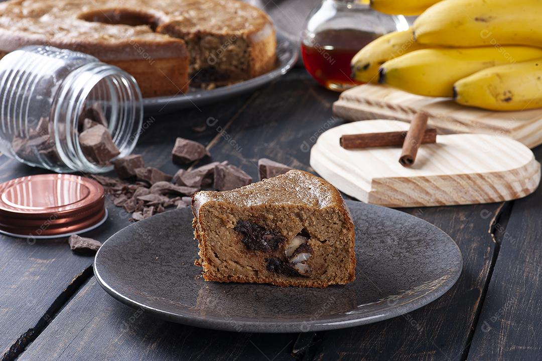 Bolo de banana fit com chocolate e nozes. Alimentos saudáveis JPG