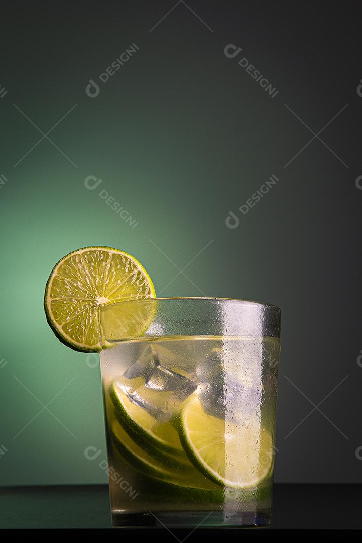 Coquetel brasileiro chamado Caipirinha. Com limão, gelo e cachaça JPG
