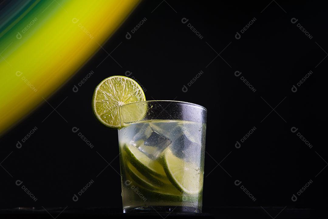 Coquetel brasileiro chamado Caipirinha. Com limão, gelo e cachaça JPG