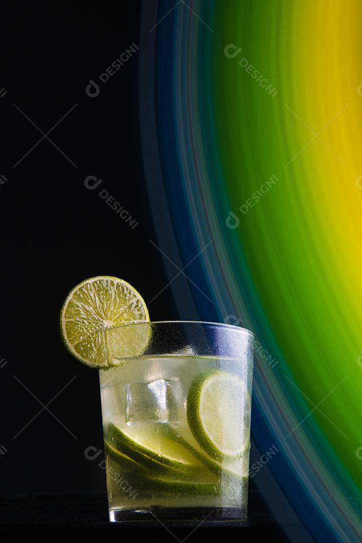 Coquetel brasileiro chamado Caipirinha. Com limão, gelo e cachaça JPG