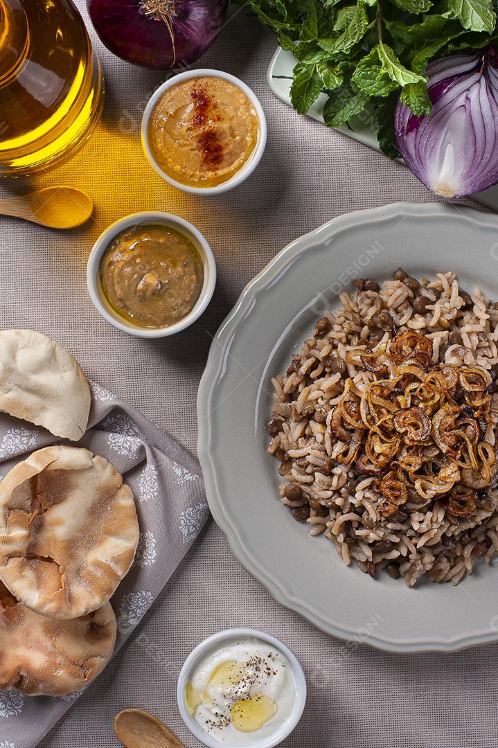 Arroz com lentilha um prato vegetariano da culinária árabe JPG
