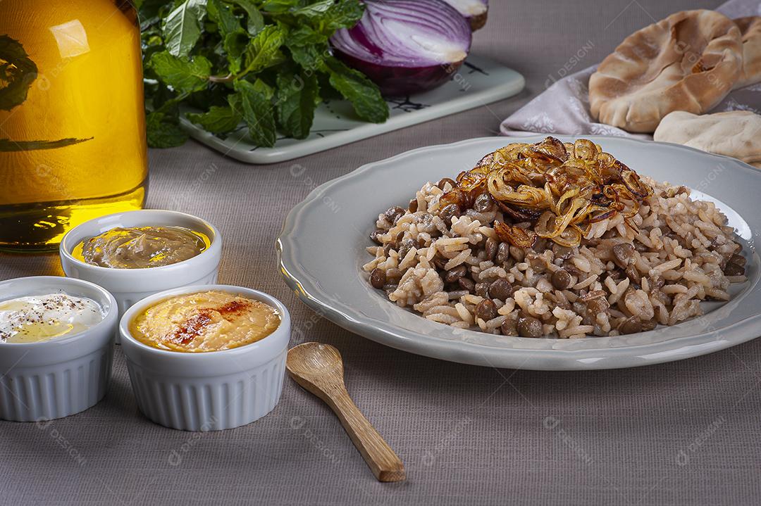 Arroz com lentilha um prato vegetariano da culinária árabe JPG
