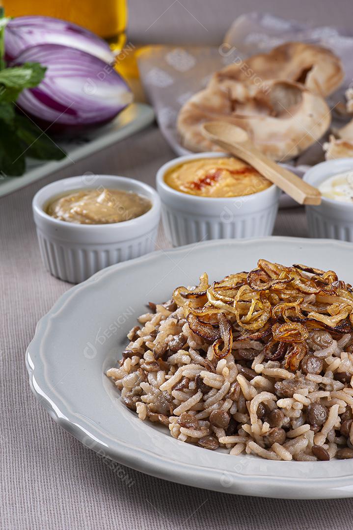 Arroz com lentilha um prato vegetariano da culinária árabe JPG