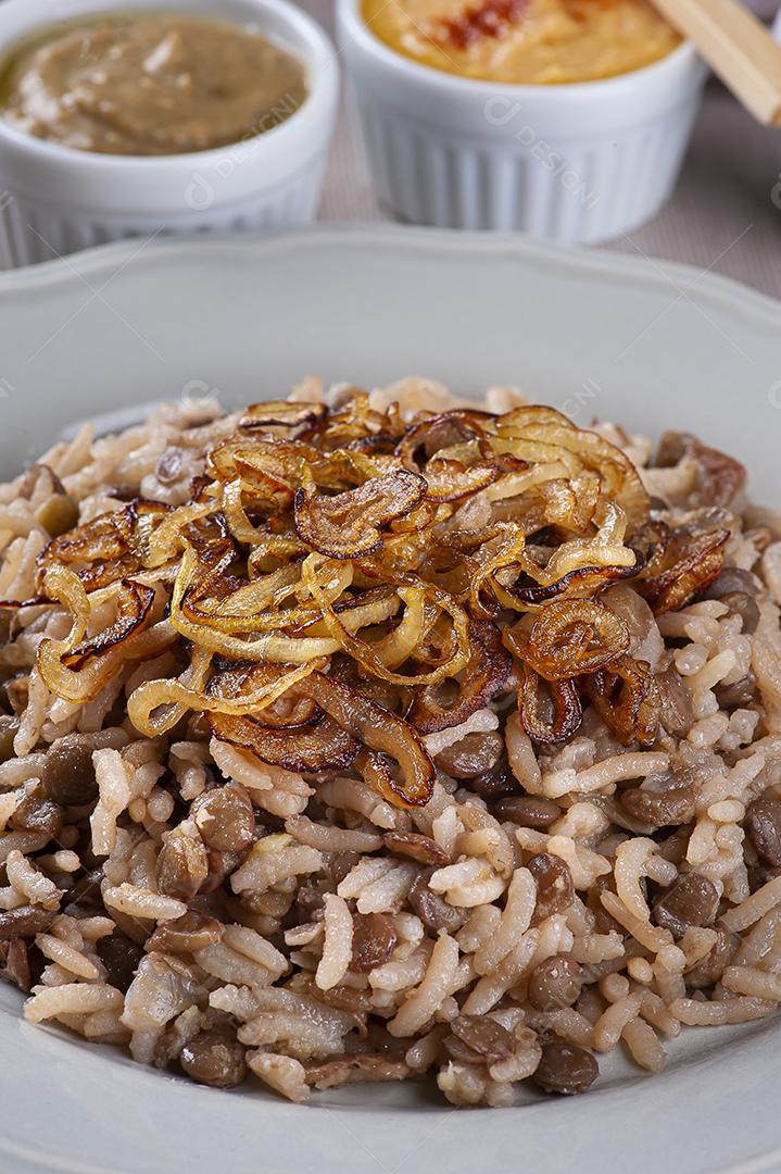 Arroz com lentilha um prato vegetariano da culinária árabe JPG