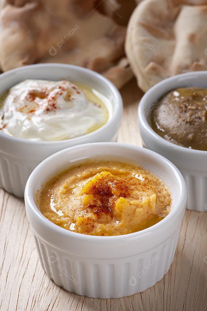 Pasta de grão-de-bico com pasta de gergelim, típica da culinária árabe JPG