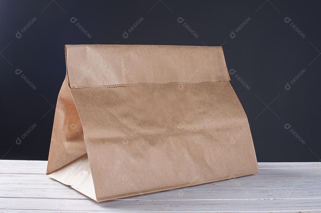 Embalagem de papel artesanal na mesa de madeira branca JPG