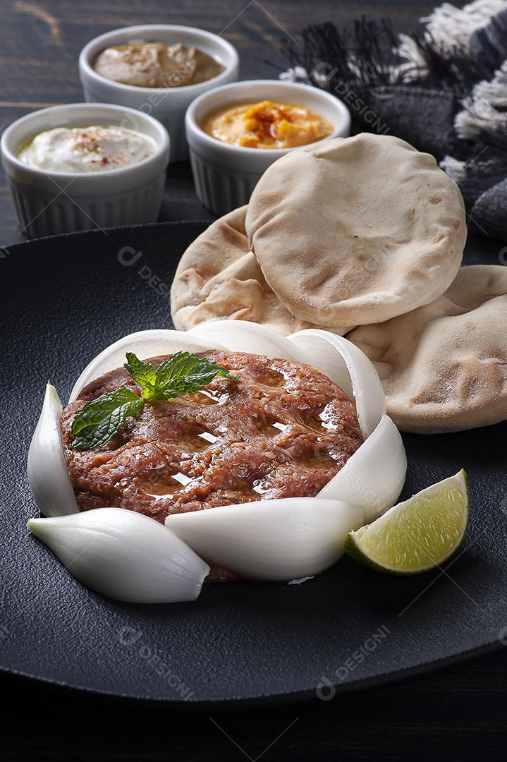 Kebab cru com acompanhamentos, hummus, babaganoush, coalhada e pita JPG