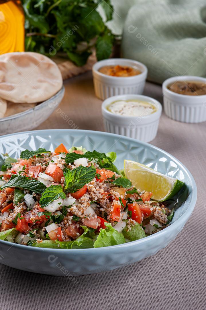 Prato Com Salada Típico