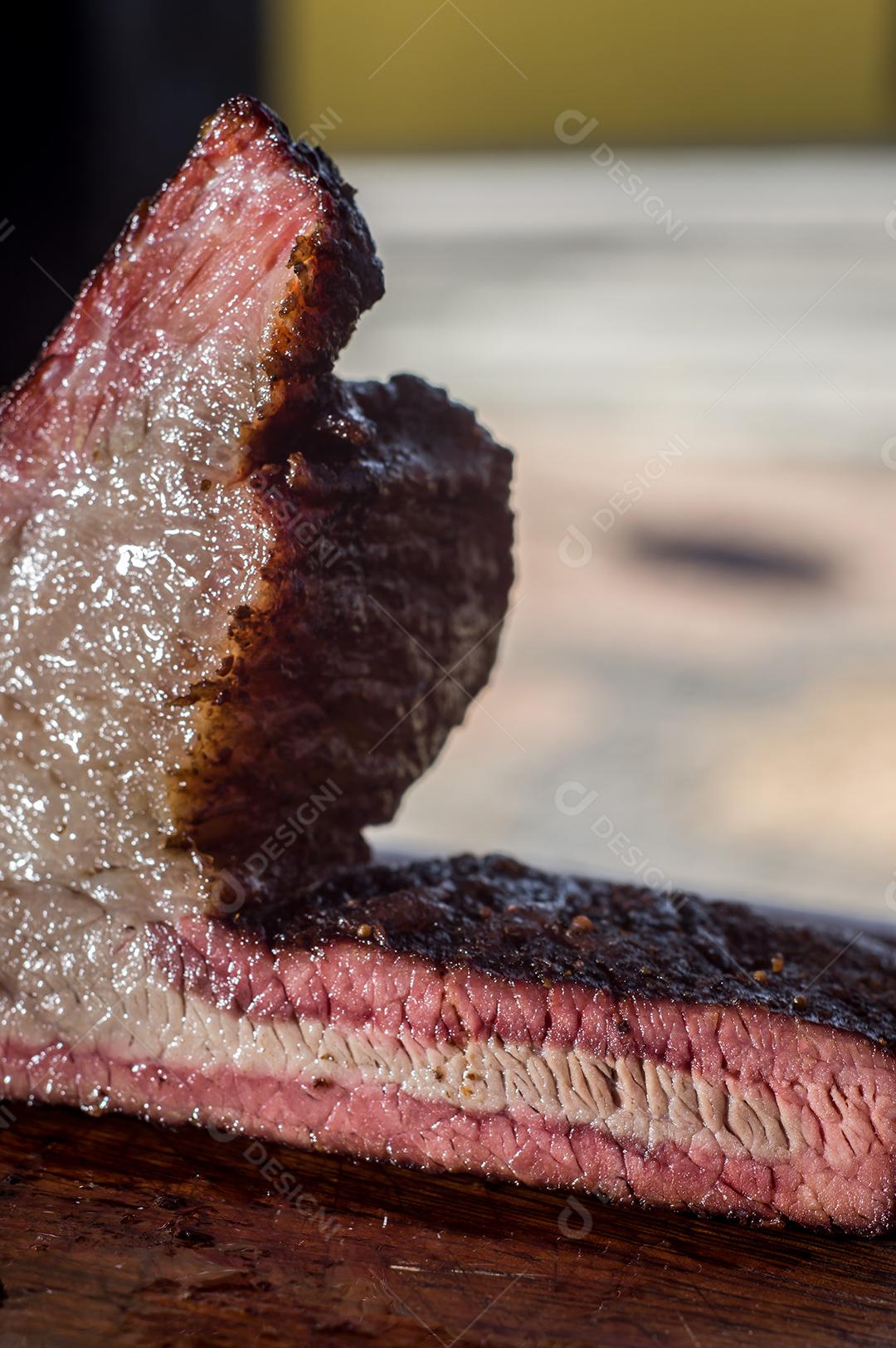 Brisket Fatiado Em Uma Mesa de Madeira Imagens jpg