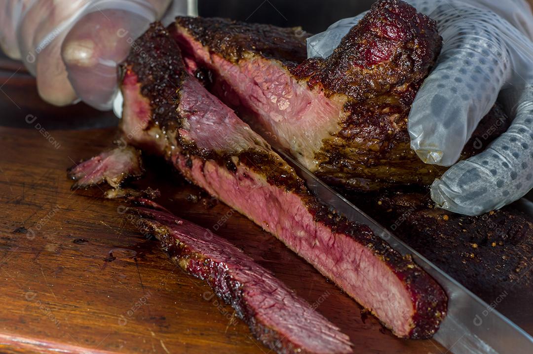 Homem Cortando e Manipulando Um Pedaço de Brisket Defumado Imagens jpg