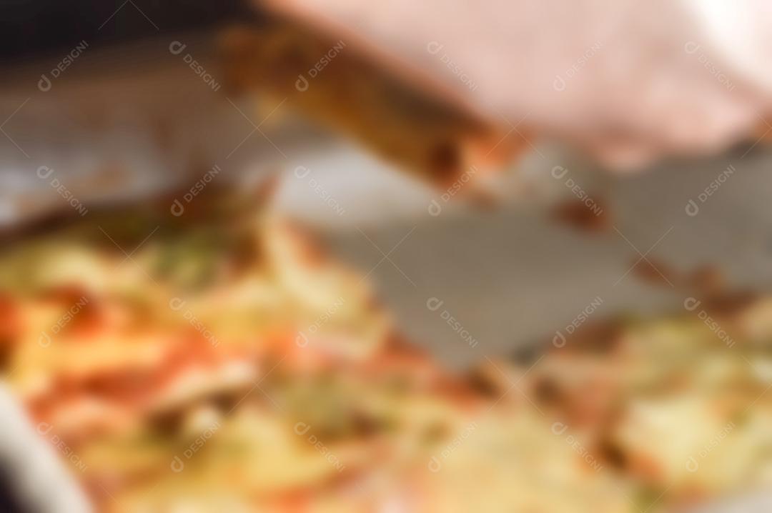 Lasanha em uma panela de alumínio, espátula pegando um pedaço da panela Imagem JPG