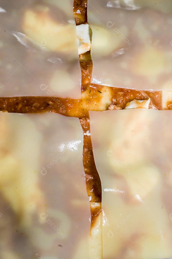 Lasanha em uma panela de alumínio, espátula pegando um pedaço da panela Imagem JPG