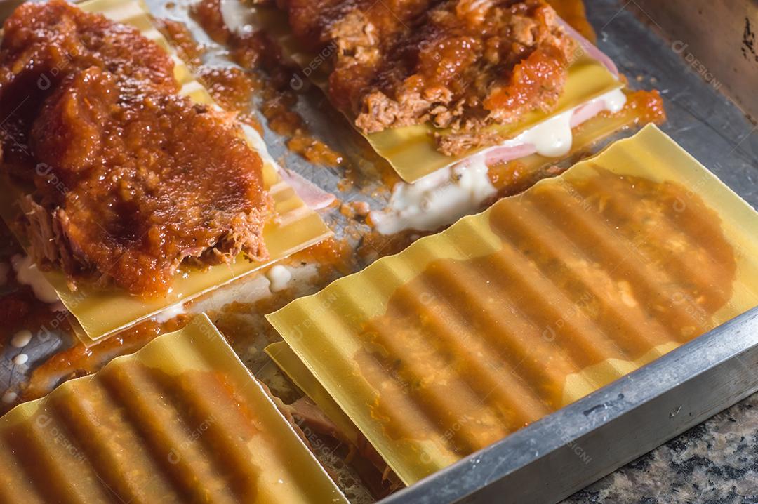 Fotos Lasanha sendo preparada com carne de porco desfiada, carne de porco desfiada