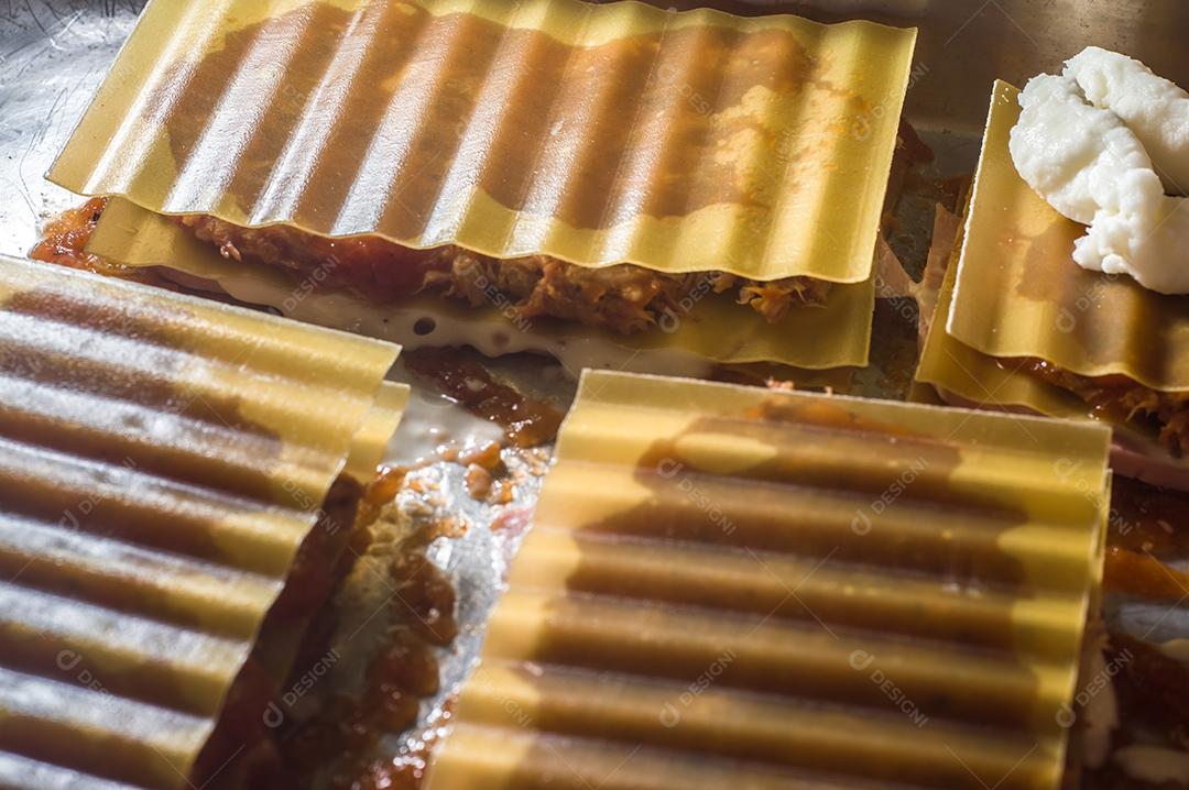 Fotos Lasanha sendo preparada com carne de porco desfiada, carne de porco desfiada