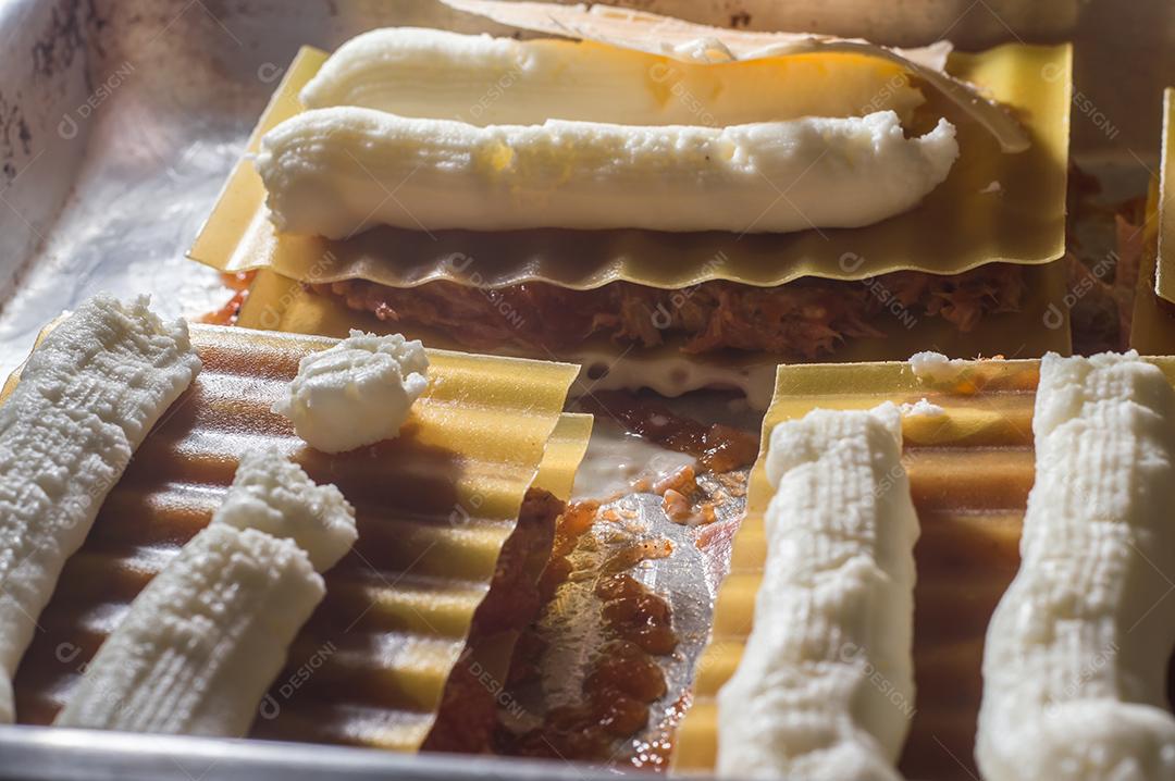 Fotos Lasanha sendo preparada com carne de porco desfiada, carne de porco desfiada