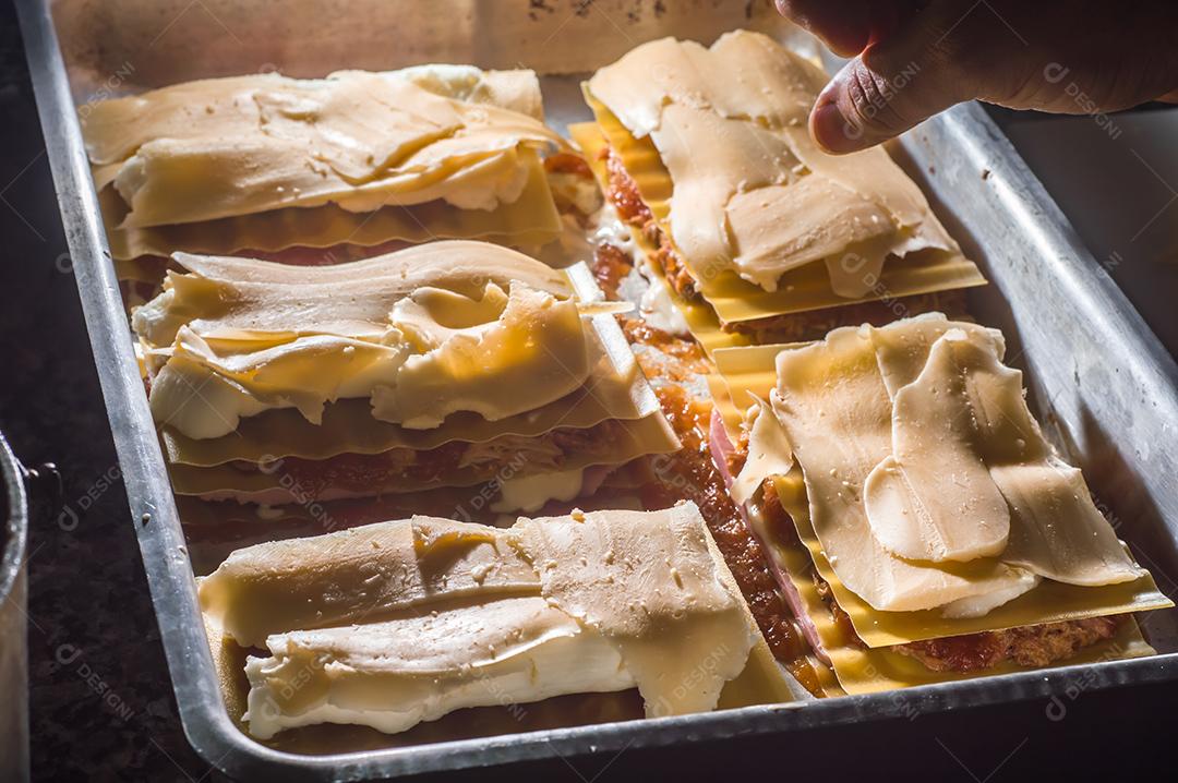 Fotos Lasanha sendo preparada com carne de porco desfiada, carne de porco desfiada