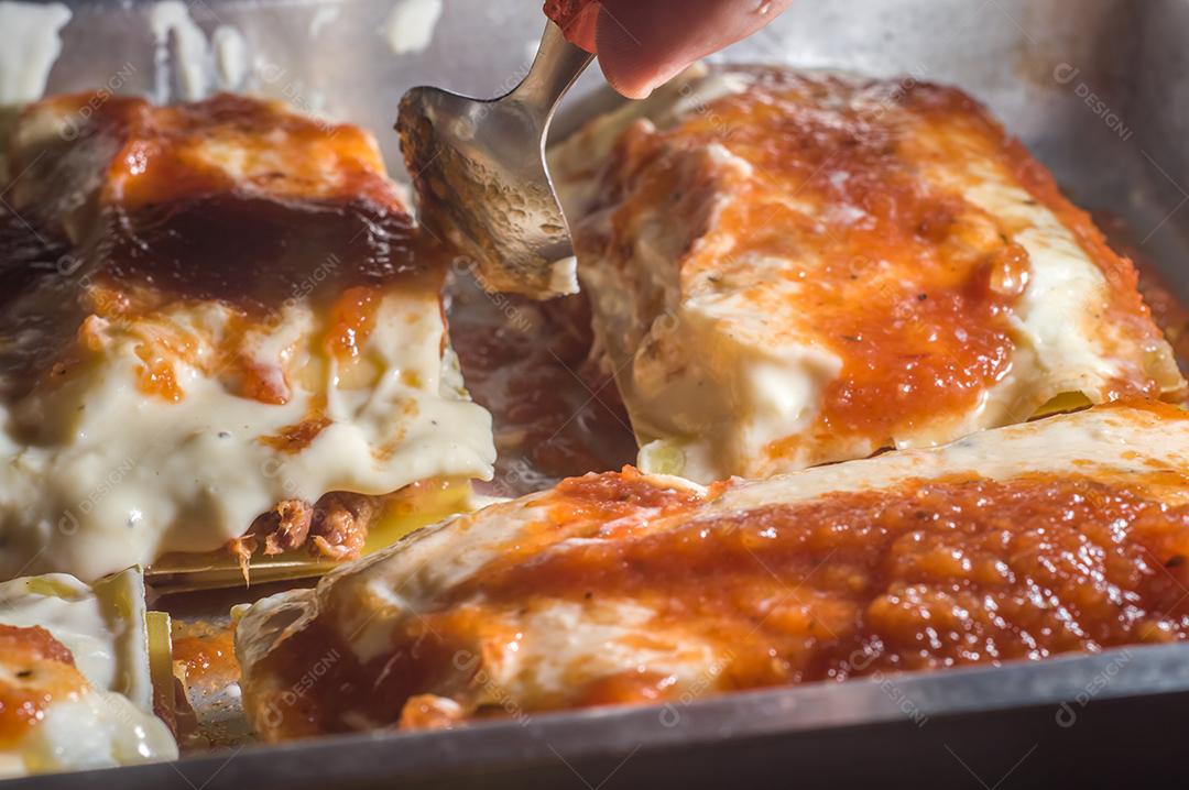 Fotos Lasanha sendo preparada com carne de porco desfiada, carne de porco desfiada