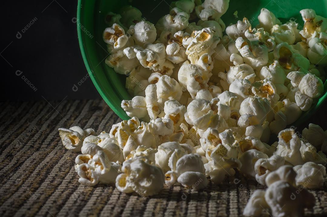 pipoca caiu no sofá imagem JPG