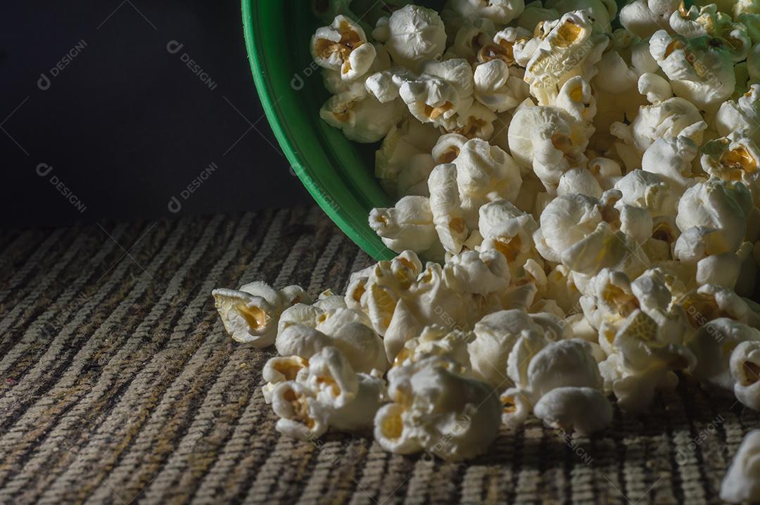 pipoca caiu no sofá imagem JPG